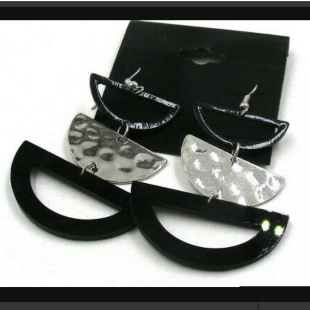 ✔️NWOT Fashion Jewelry Cool Blk Dangling Earrings